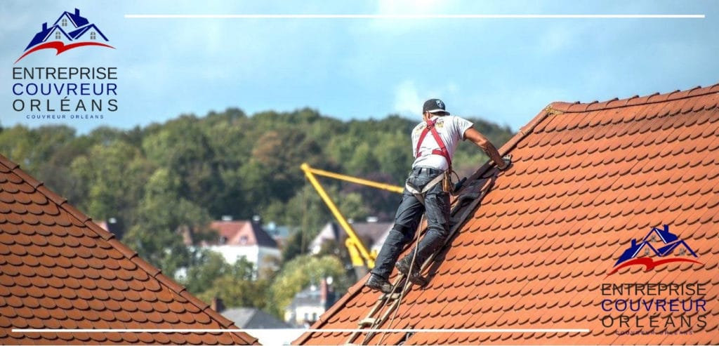 couvreur entrain de travailler sur toit en tuile Orléans (45000)