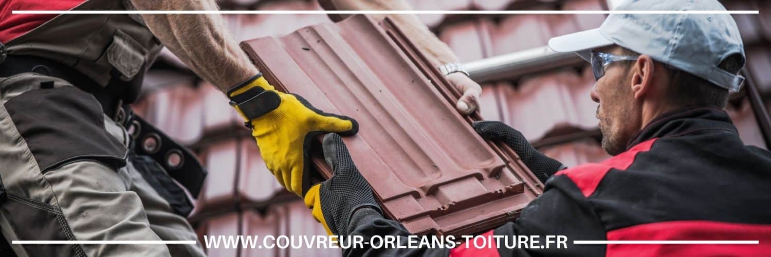 couvreur à Saint-Denis-de-l'Hôtel réparant la toiture en tuile