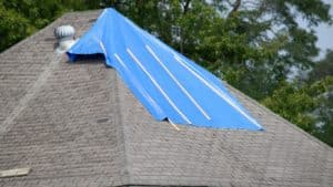 étapes à suivre pour installer une bâche sur un toit