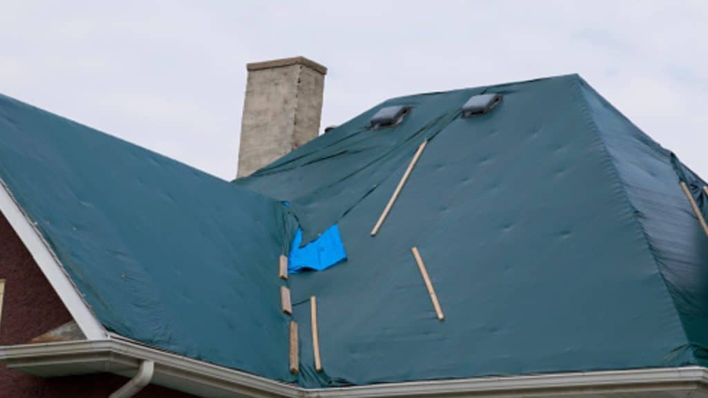 Comment mettre une bâche sur un toit